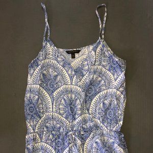 Precious, flattering blue patterned summer romper
